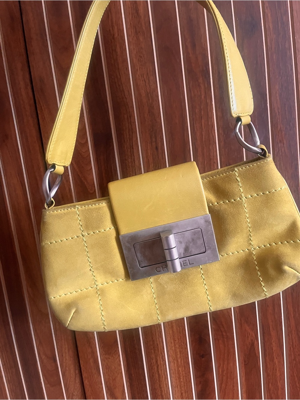 CHANEL Yellow-Green Suede Quilted Shoulder Bag with Signature Metal Clasp - Picture 4 of 5